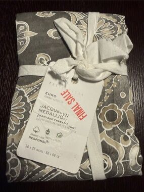 Pottery Barn Jacquelyn Medallion Euro Sham Floral 350 Thread Count 26” x 26”